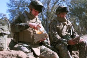 Des soldats en train de manger des aliments lyophilisés